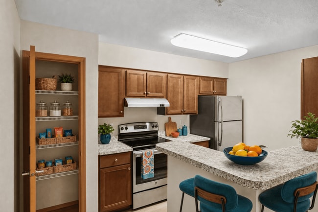 Cocina moderna en el apartamento Deluxe de 2 dormitorios y 2 baños en Tudor Village at the Mall Apartments. - Tudor Village at the Mall Apartments