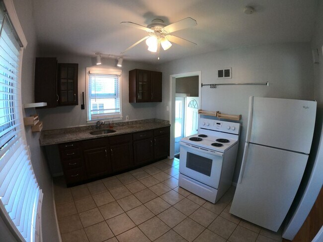 Building Photo - 2 bed 1 bath Royal Oak ranch