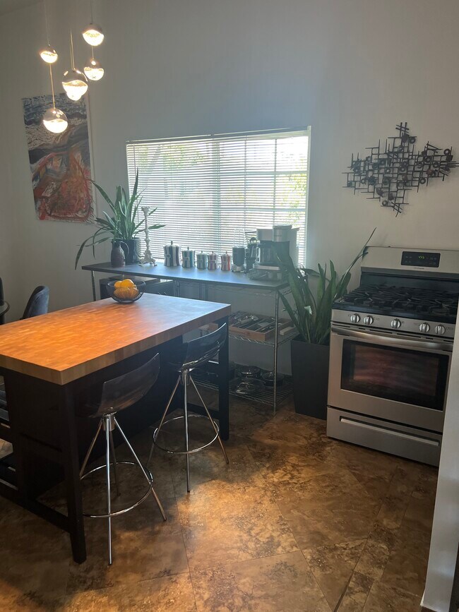 Kitchen - 447 E Chuckwalla Rd