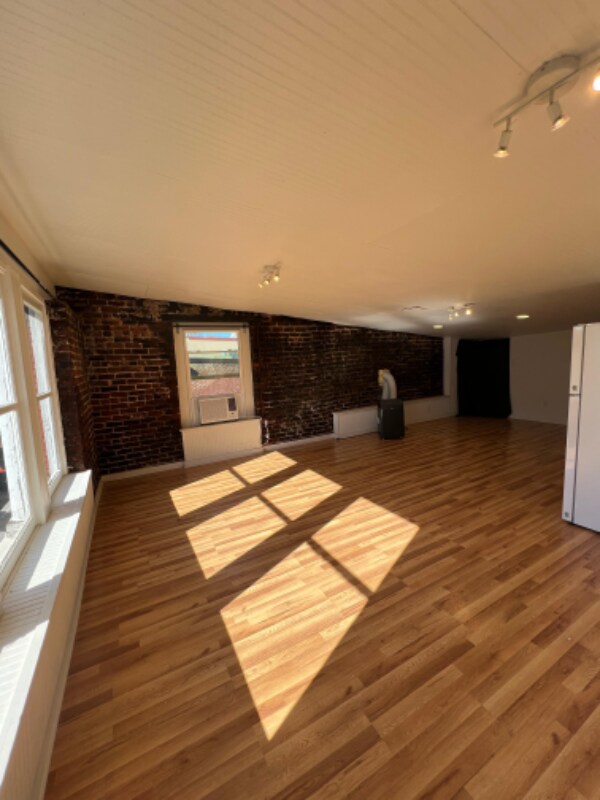 Foto del edificio - 119 W Main St