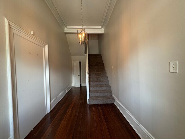 Building Photo - 1065 College St