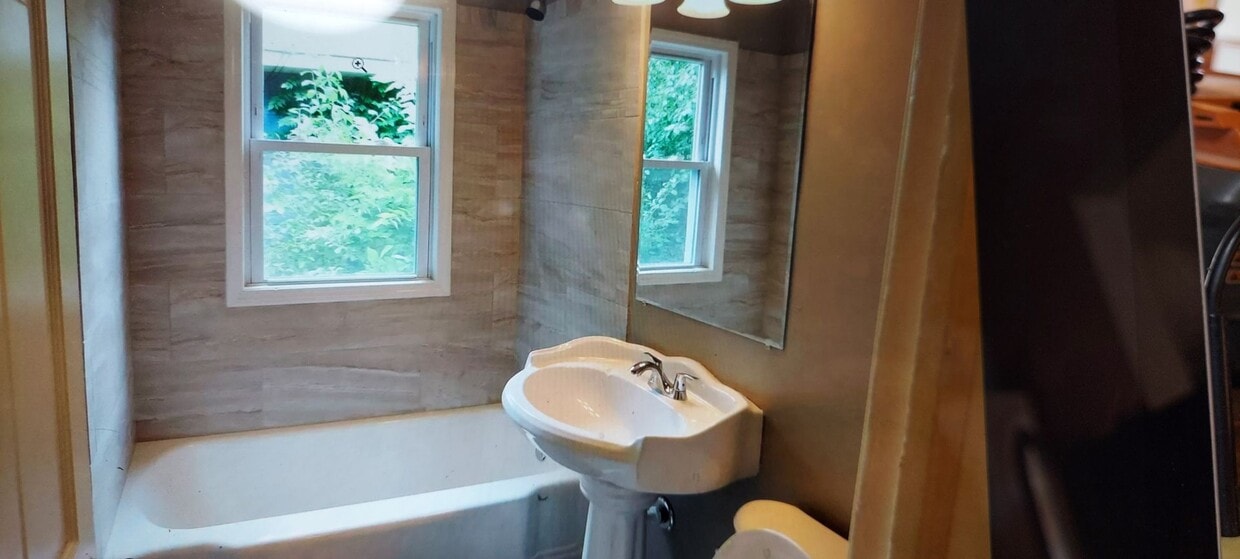 Primary Photo - 6 Bed, 3 bath, Home
