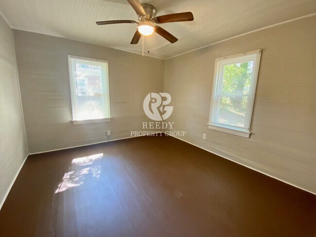 Building Photo - Super Cute 2 bed / 1 bath completely remod...