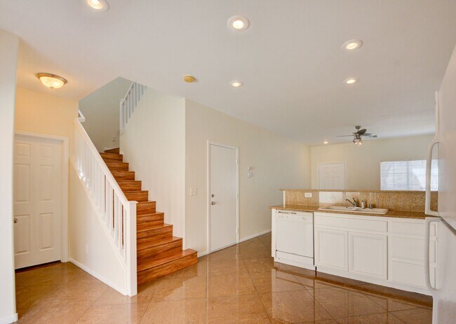 Foto del edificio - Beautiful two bedroom in great location. Step through the front door into a sun-filled great room...