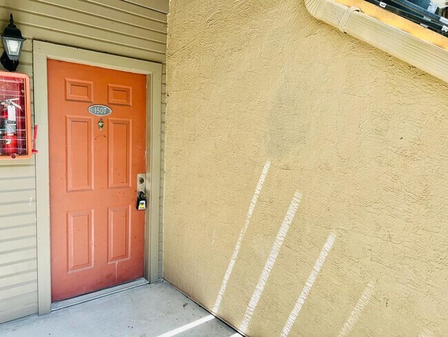 Building Photo - ? Charming 1/1 Condo in Resort-Style Commu...