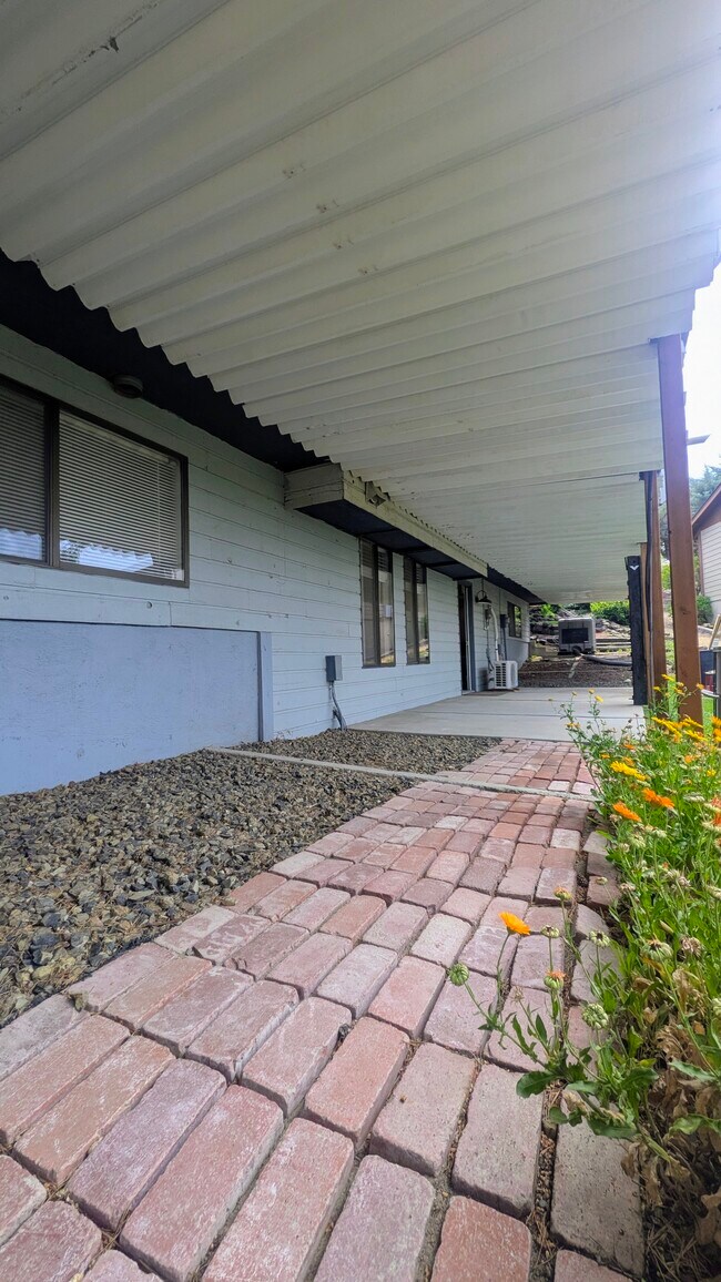 El patio, junto a la entrada privada, está cubierto. - 1135 E Santa Maria Dr