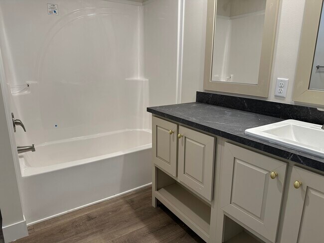 Building Photo - 422 Laurel Oak Ln