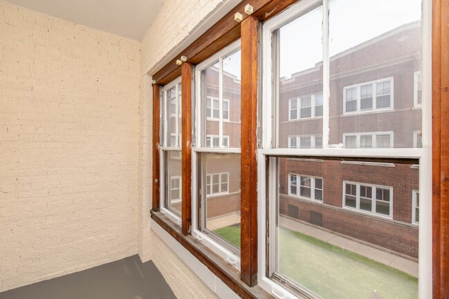 Building Photo - 2116 W Birchwood Ave