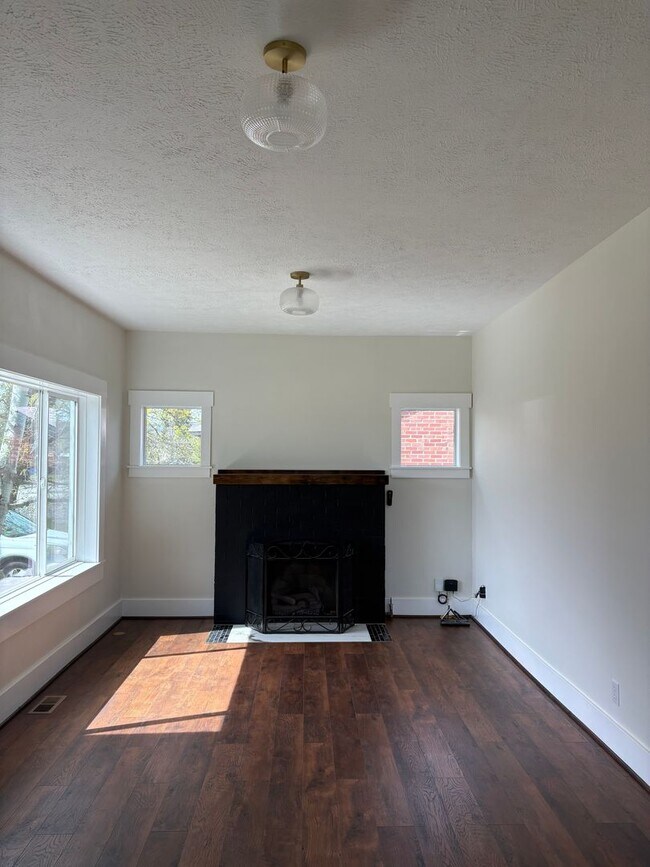Foto del edificio - Beautifully Remodeled 3BA/1BA Audubon Home