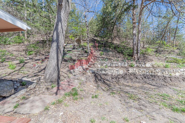 Building Photo - Spacious backyard