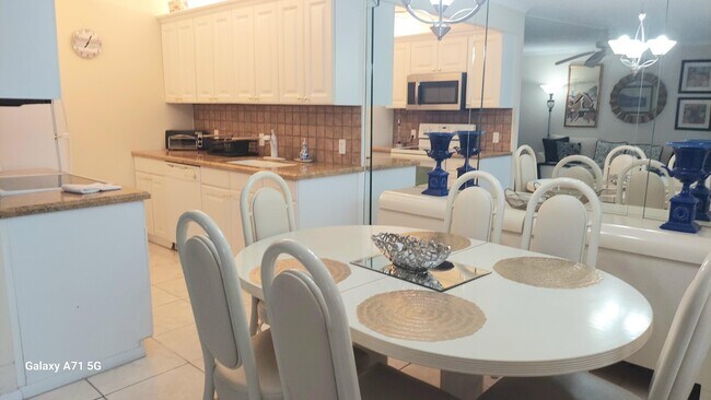 Building Photo - 2067 Ainslie Dr