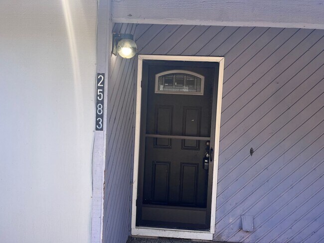 Foto del edificio - Two Bedroom Duplex Unit-Garage and nice fenced patio and side yard too