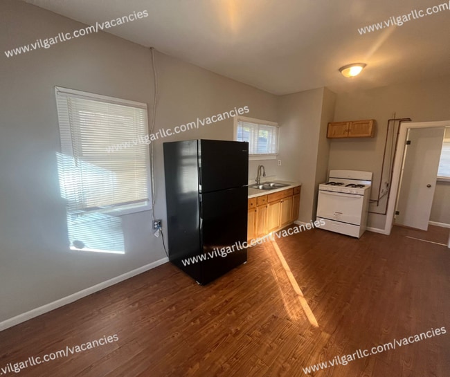 Building Photo - 133-135 N Lindberg St