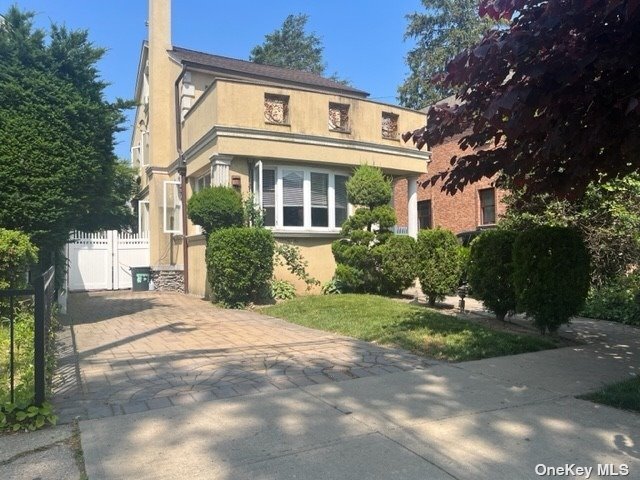 Foto principal - 42-16 195th St