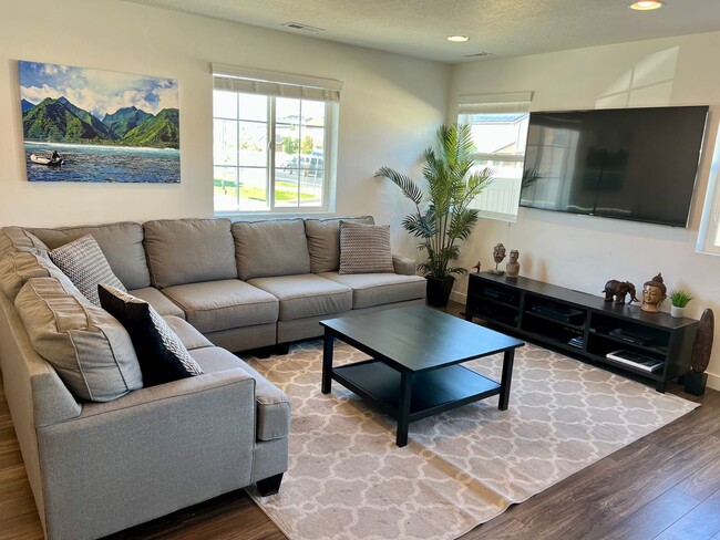 Building Photo - Beautiful Home in North Salt Lake