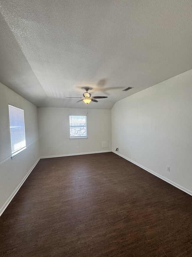 Living room - 1223 James Ave