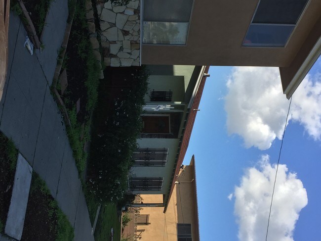 Building Photo - Triplex Cash Flow West of Hawthorne