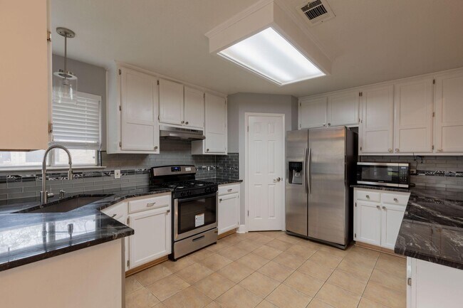 Foto del edificio - Charming 3 Bed 2 Bath Brick Family Home
