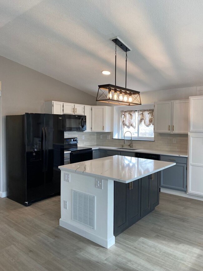 Building Photo - 4 Bed, 2 Bath - Updated Single Family - Mi...
