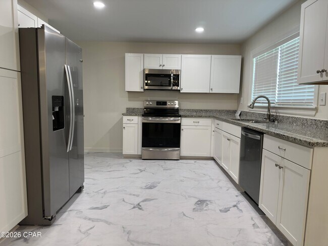 Foto del edificio - 4900 S Lakewood Dr
