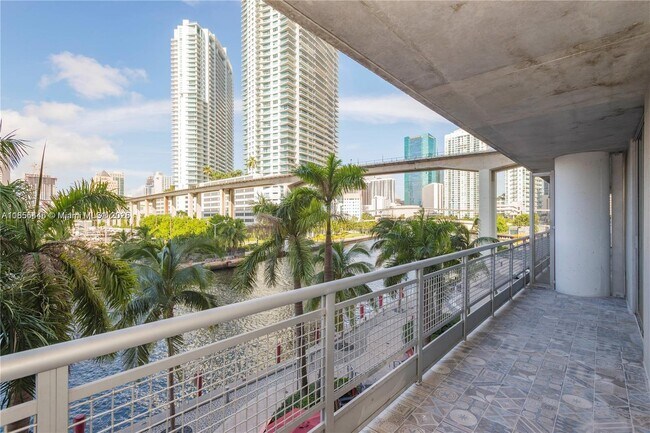 Foto del edificio - 690 SW 1st Ct