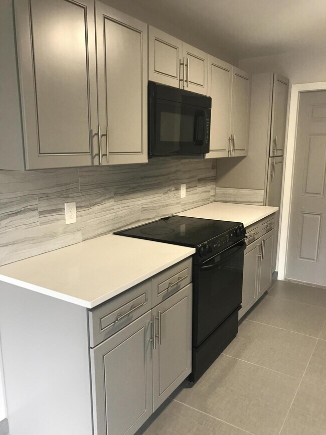 142 SW 8th Ave Unit Apt C, Delray Beach, FL 33444 Room for Rent in