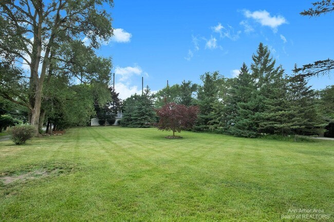 Building Photo - 89 Golfview Ln