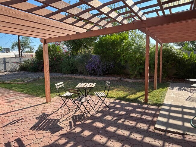 Building Photo - 904 E Fairmount Ave