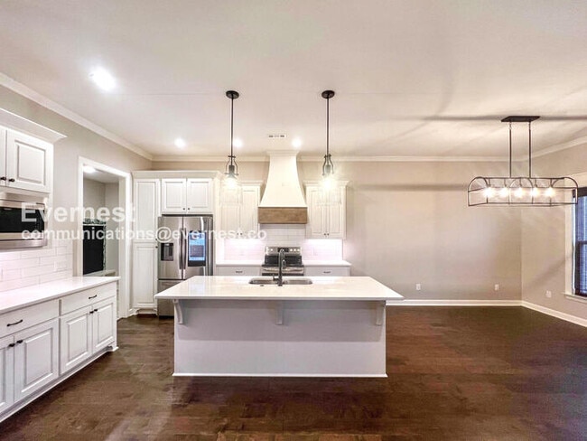 Building Photo - 613 Creekside Cove