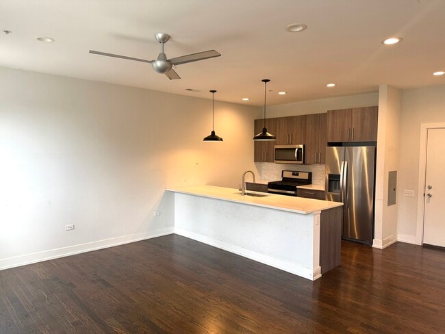 Building Photo - 5055 S Dorchester Ave