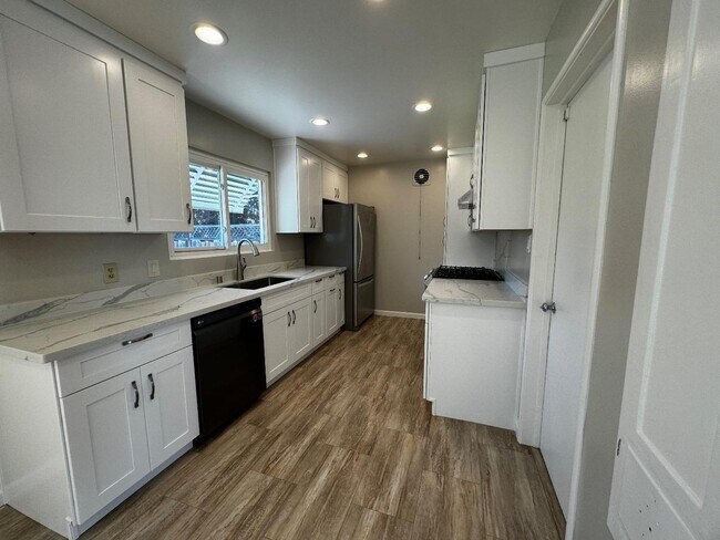 Building Photo - 722 Armanini Ave