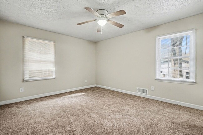 Foto del edificio - Large 3 Bedroom 2 Bath Home