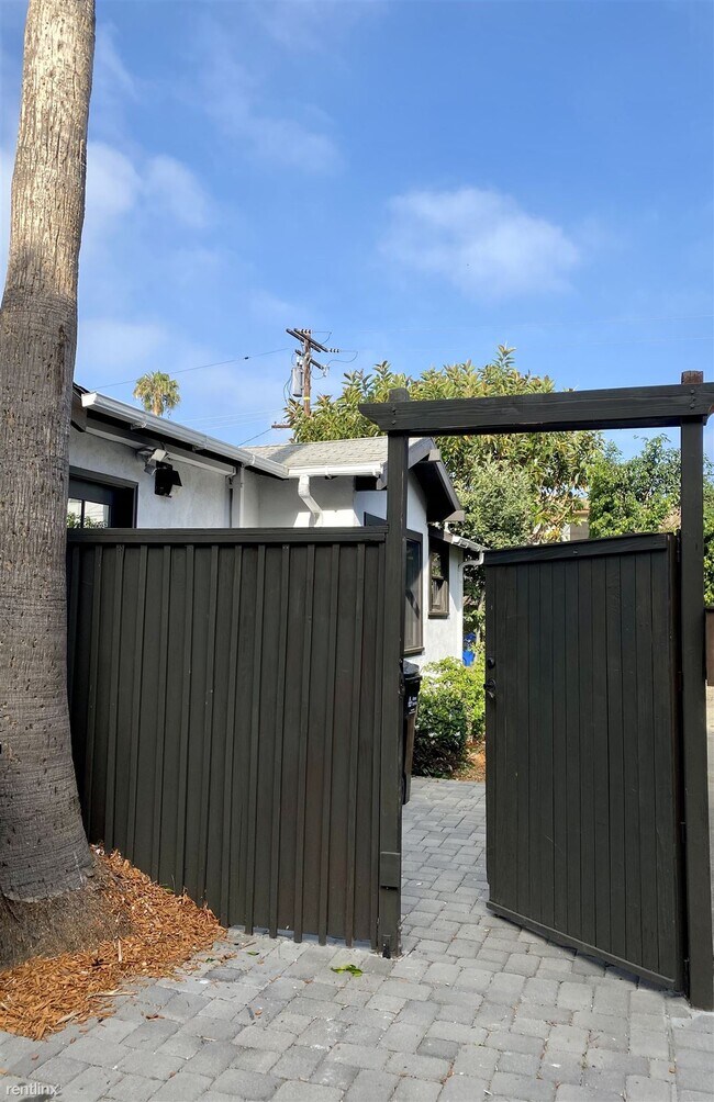 Building Photo - Studio, 1 bath Triplex - 919 North Stanley...