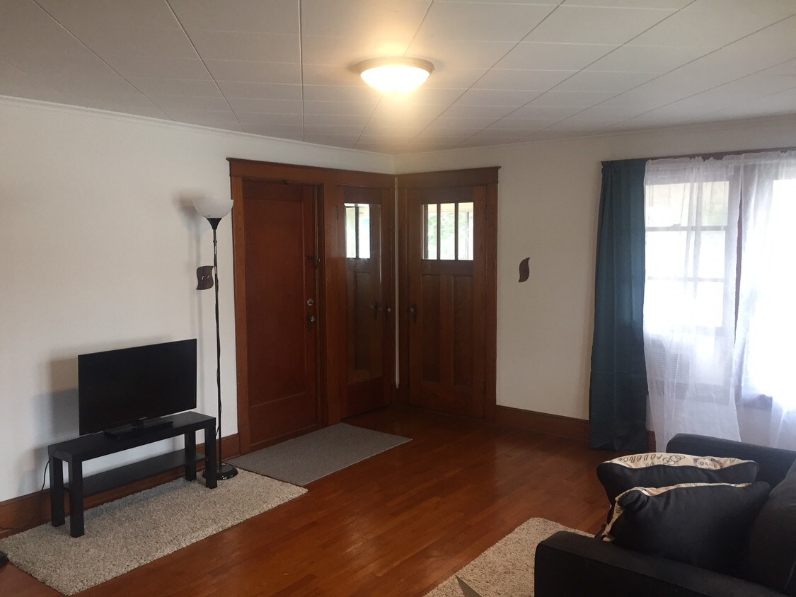 Entrance/Living Room - 99 Allen St