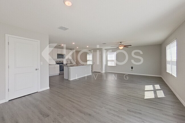 Building Photo - 8610 SW 44th Ct