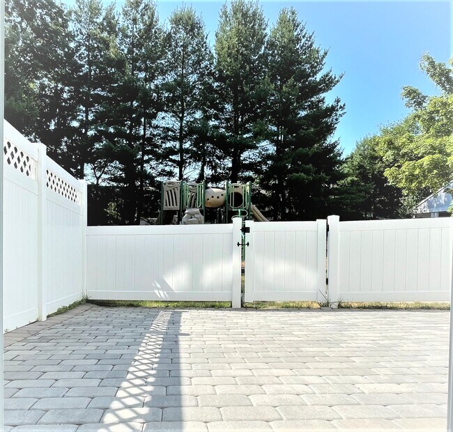 Building Photo - 210 William Livingston Ct