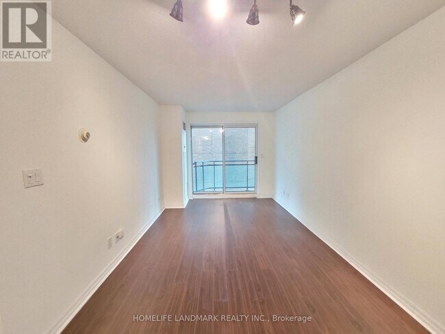 Photo du bâtiment - 300 Bloor St E