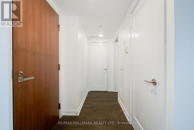 Building Photo - 275 Village Green Square