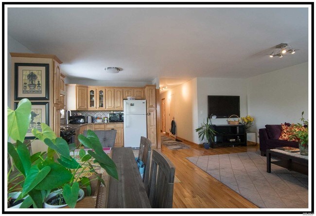Foto del edificio - 59-90-90 Fresh Pond Rd