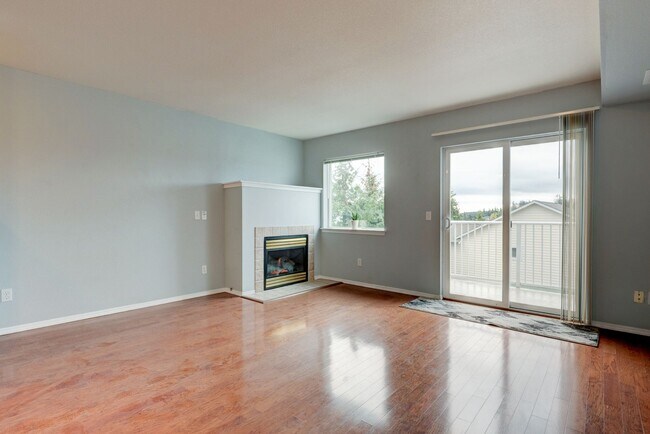 Foto del edificio - 3 Bedroom, 2.5 Bath Condo in Madrona Heights - Water/Sewer/Garbage included!