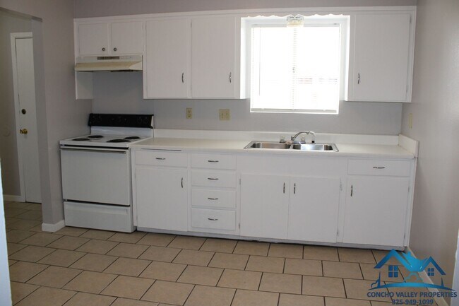 Foto del edificio - For Rent - 2 Bed/1 Bath Duplex by Base