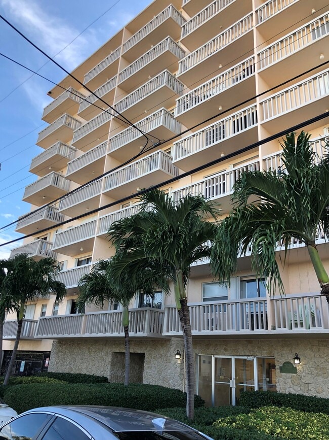 Building Photo - Carlyle Plaza