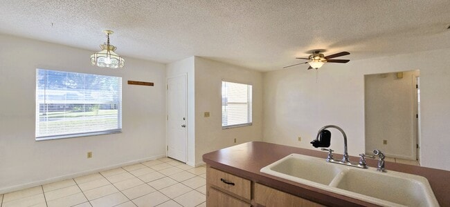 Foto del edificio - 10 Lynne Ln