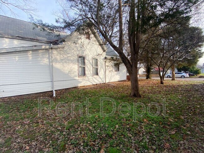Building Photo - 911 Line St