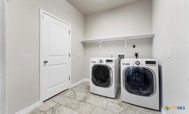 Foto del edificio - 6206 Cordillera Dr