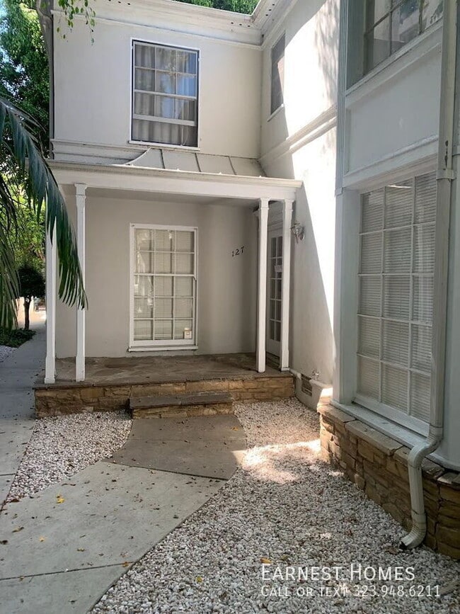 Building Photo - 127 N Doheny Dr