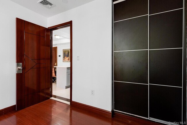 Foto del edificio - 132-29 Blossom Ave