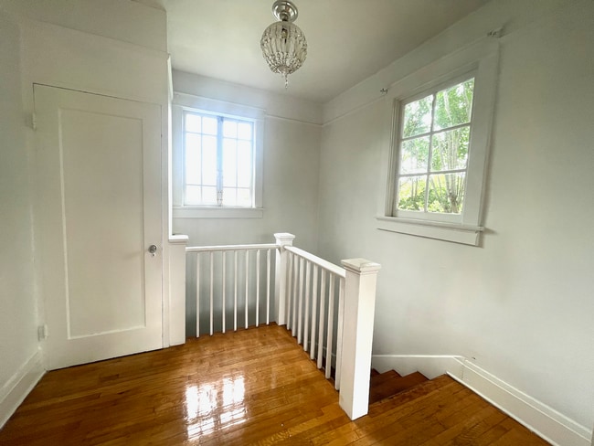 Building Photo - AVAILABLE JUNE 2026 Stunning 3 bed/2 bath with sunroom!