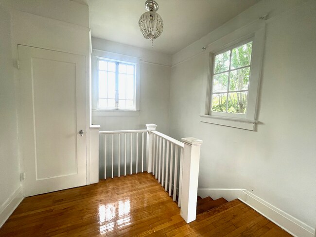 Foto del edificio - AVAILABLE JUNE 2026 Stunning 3 bed/2 bath with sunroom!