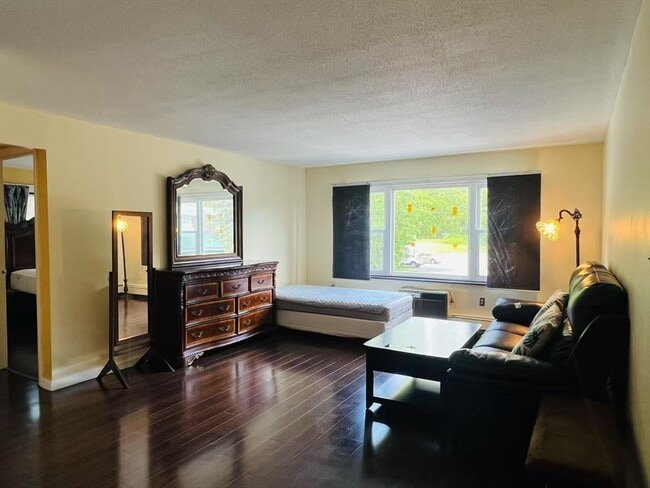 Building Photo - B5 Colonial Dr